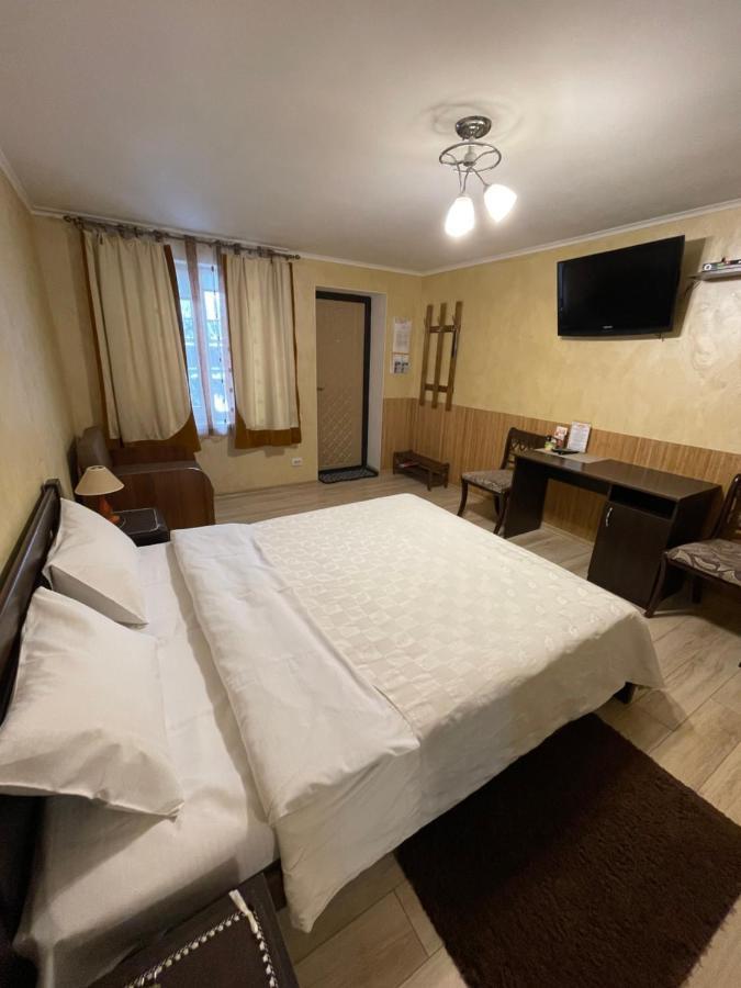 Guest House Sunrise คาเมียเนตส์-โปดิลสกี ภายนอก รูปภาพ