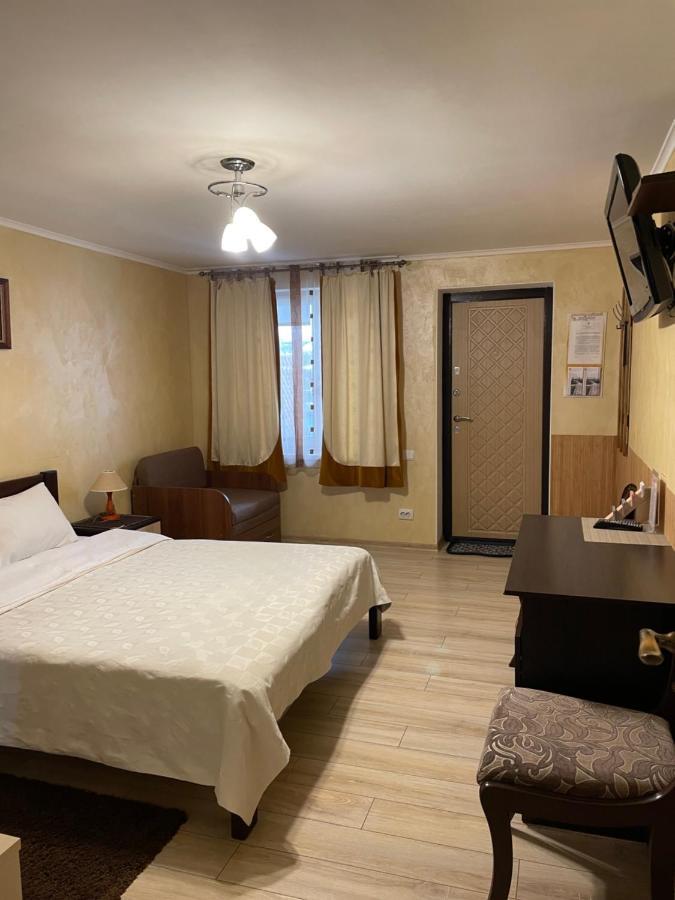 Guest House Sunrise คาเมียเนตส์-โปดิลสกี ภายนอก รูปภาพ